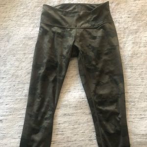 Lululemon CAMO Wunder Unders, size 4, VERY RARE